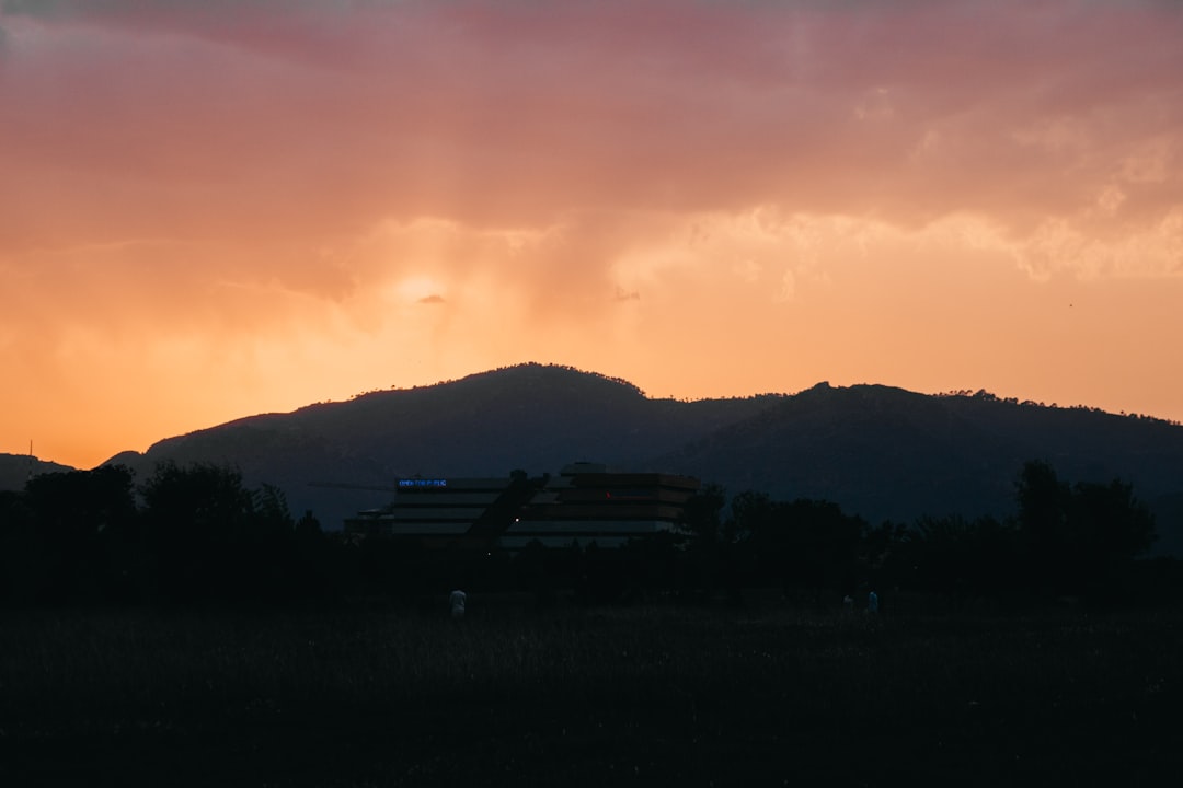 découvrez islamabad, la capitale du pakistan, une ville moderne alliant culture riche et paysages enchanteurs. explorez ses mosquées majestueuses, ses parcs luxuriants et son architecture fascinante, tout en plongeant dans l'hospitalité chaleureuse de ses habitants.