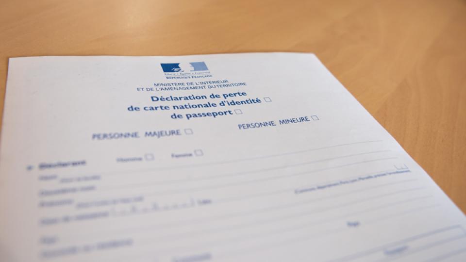 découvrez les étapes essentielles à suivre en cas de perte de votre carte d'identité. informez-vous sur les démarches administratives, les documents nécessaires et les conseils pratiques pour obtenir un duplicata en toute simplicité.