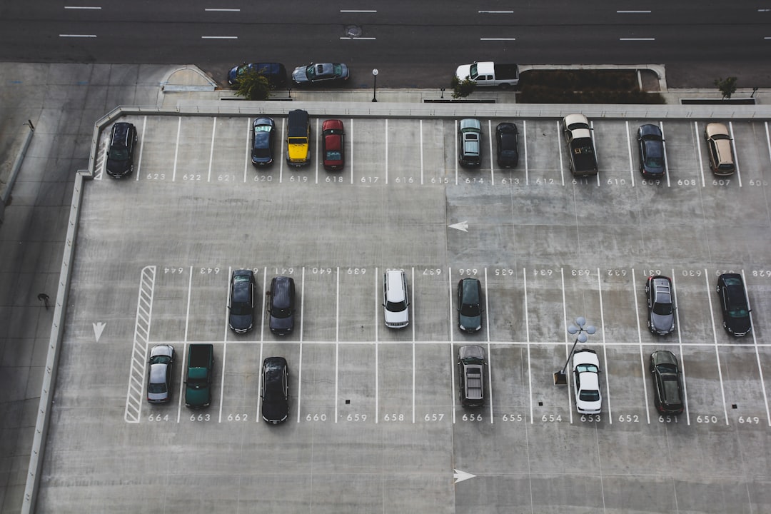 découvrez les frais de stationnement pour camions : comparez les tarifs, trouvez les meilleures options de stationnement et informez-vous sur les réglementations en vigueur pour un stationnement serein.