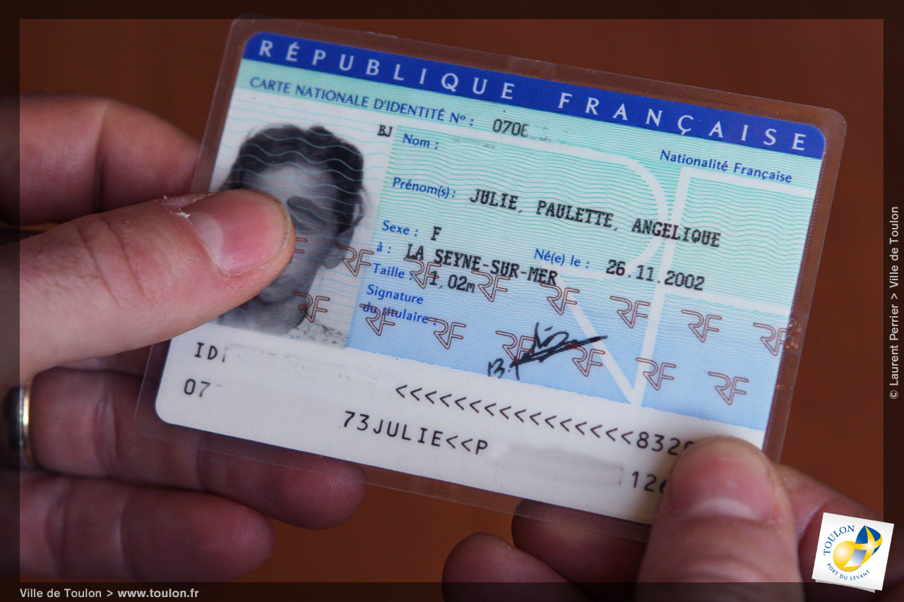 découvrez les démarches à suivre en cas de carte d'identité périmée en france. informez-vous sur les conséquences, les options de renouvellement et les conseils pour faciliter la procédure.