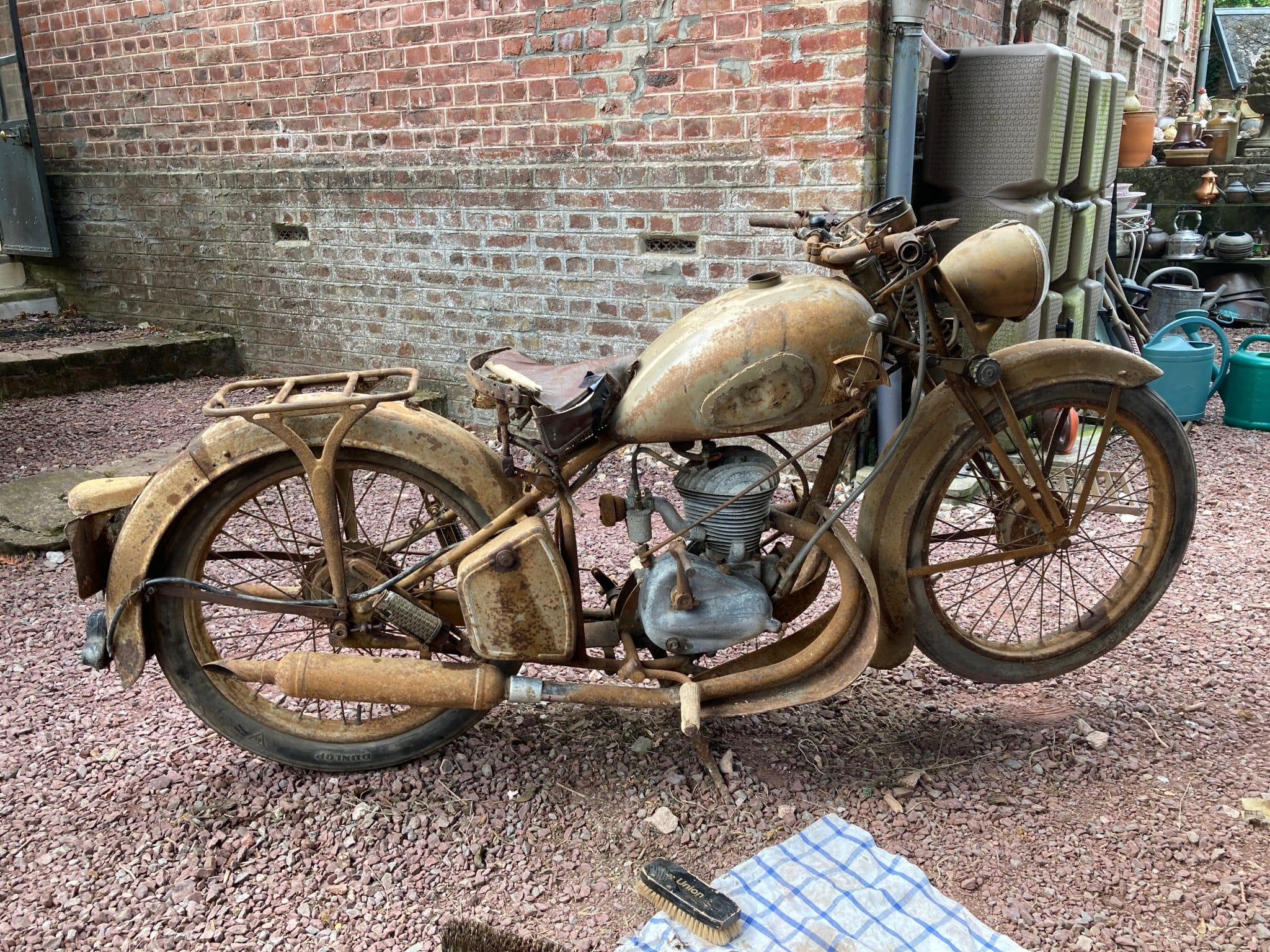 découvrez la valeur des motos anciennes grâce à notre guide complet. évaluez votre moto vintage et plongez dans l'univers fascinant des deux-roues d'antan. obtenez des conseils d'experts pour acheter, vendre ou restaurer vos motos classiques.