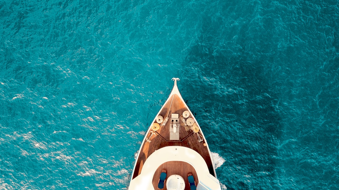 découvrez tout ce qu'il faut savoir sur l'enregistrement des bateaux de plaisance. apprenez les procédures, les exigences légales et les avantages de la réglementation pour naviguer en toute sérénité.