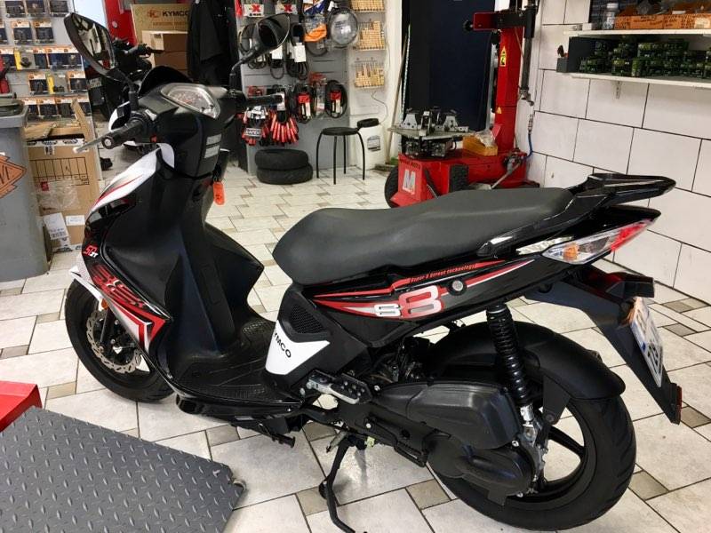 découvrez notre sélection de scooters 50cc d'occasion à des prix imbattables. trouvez le deux-roues idéal pour vos déplacements urbains et bénéficiez de conseils d'experts pour effectuer un choix éclairé. roulez en toute sécurité et avec style !