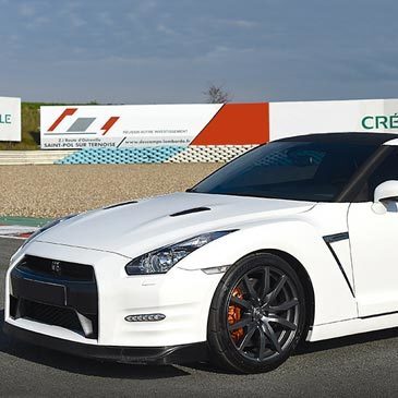 découvrez la puissance impressionnante de la nissan gtr, la légende automobile alliant performance, technologie avancée et design audacieux. plongez dans l'univers fascinant de cette supercar qui repousse les limites de la vitesse et du plaisir de conduite.