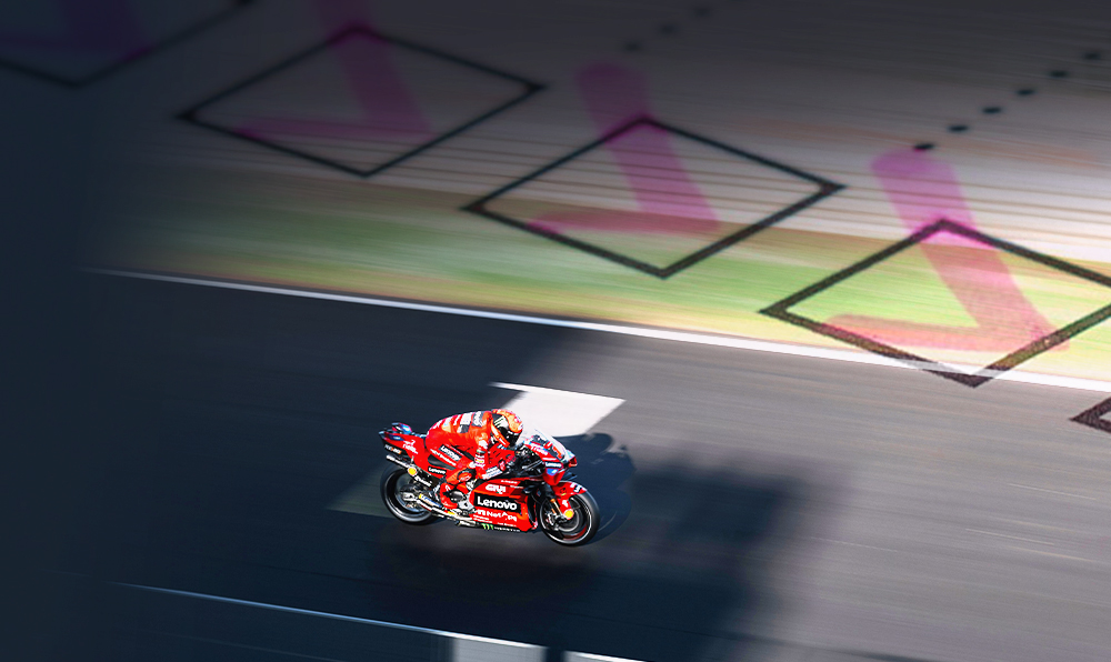 découvrez tout sur la cylindrée en motogp : ses spécificités, son impact sur les performances des motos et les règles du championat. plongez dans l'univers de la vitesse et de la technologie à travers l'analyse des cylindrées utilisées par les pilotes de renom.