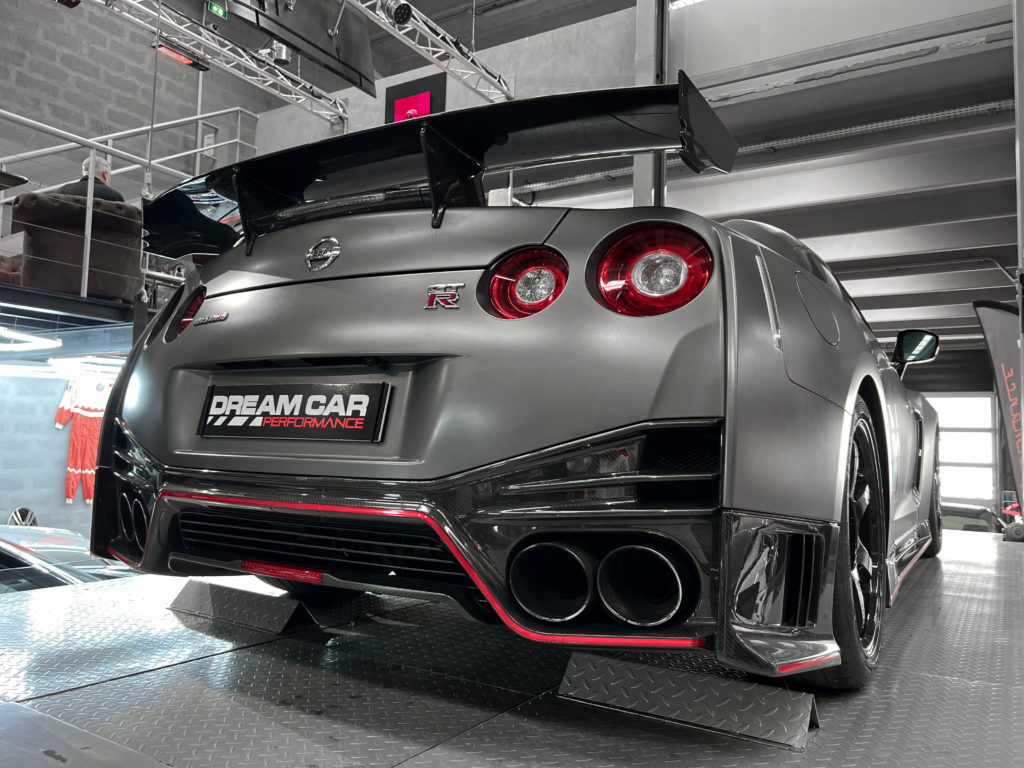 découvrez la puissance incontournable de la nissan gtr, une voiture de sport iconique alliant performances exceptionnelles et technologie avancée. plongez dans l'univers de la vitesse, de la précision et du design audacieux qui font de la gtr un véritable monument de l'automobile.